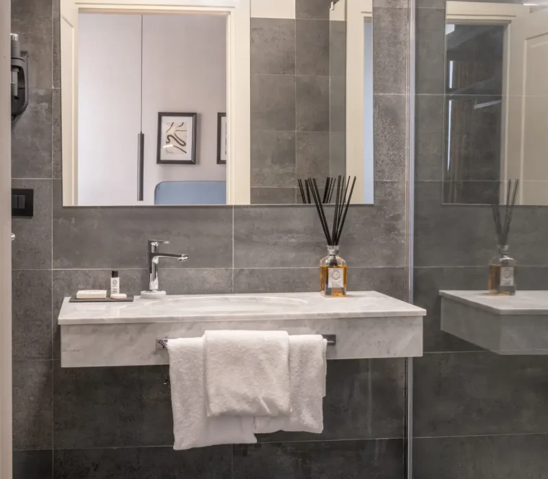 Lavabo bagno grigio camera doppia Flom Hotel Firenze verticale