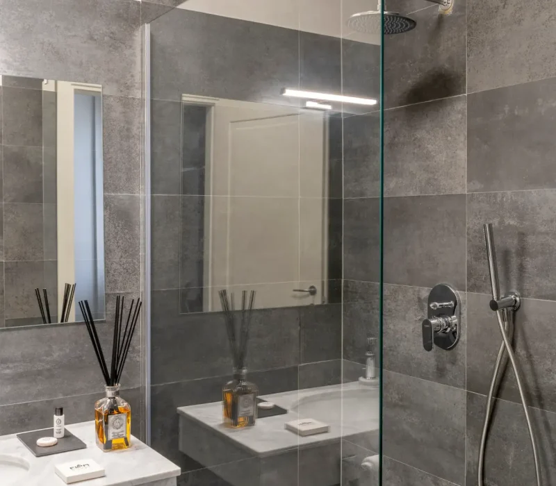 Doccia bagno grigio camera doppia Flom Hotel Firenze verticale